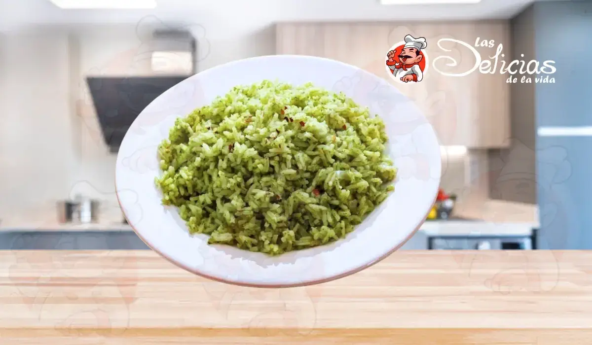 Disfruta de un fácil y delicioso arroz verde con albahaca, perejil, ajo