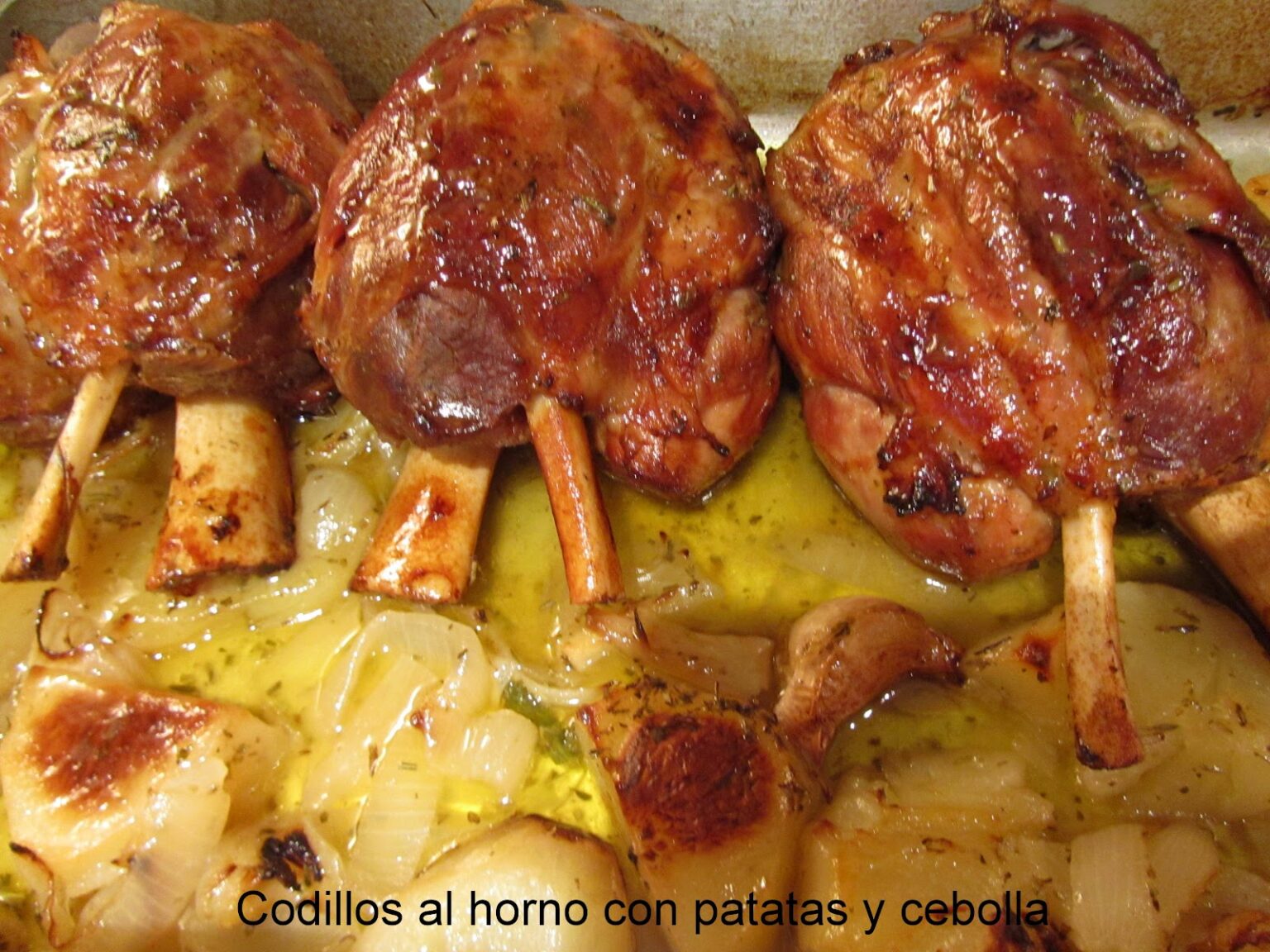 Receta de Codillo al horno con patatas y cebolla